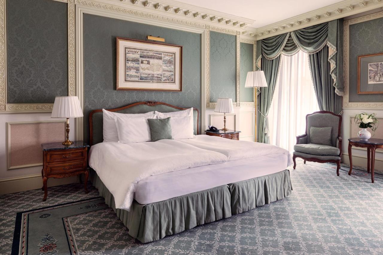Grand Hotel Wien Bagian luar foto A bedroom at the hotel