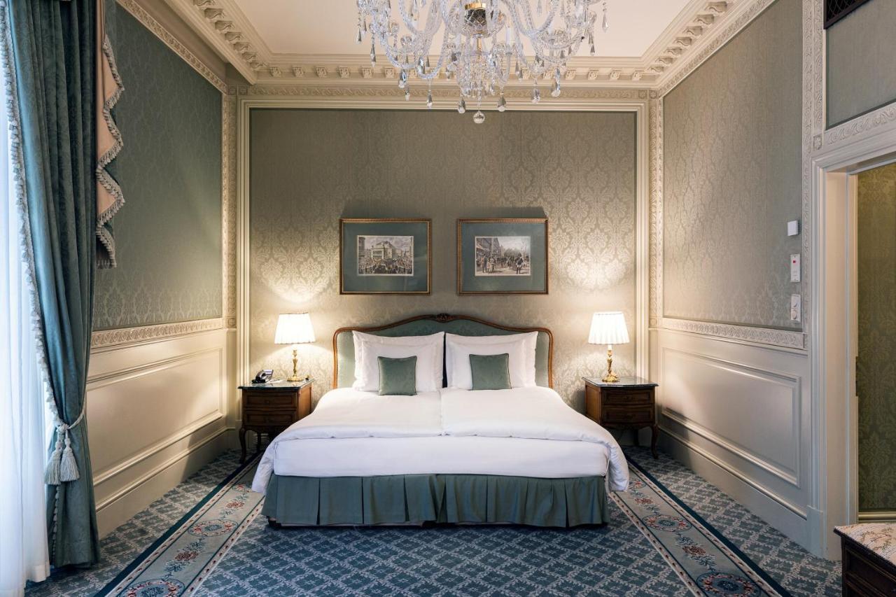 Grand Hotel Wien Bagian luar foto A bedroom at the Hotel de Crillon