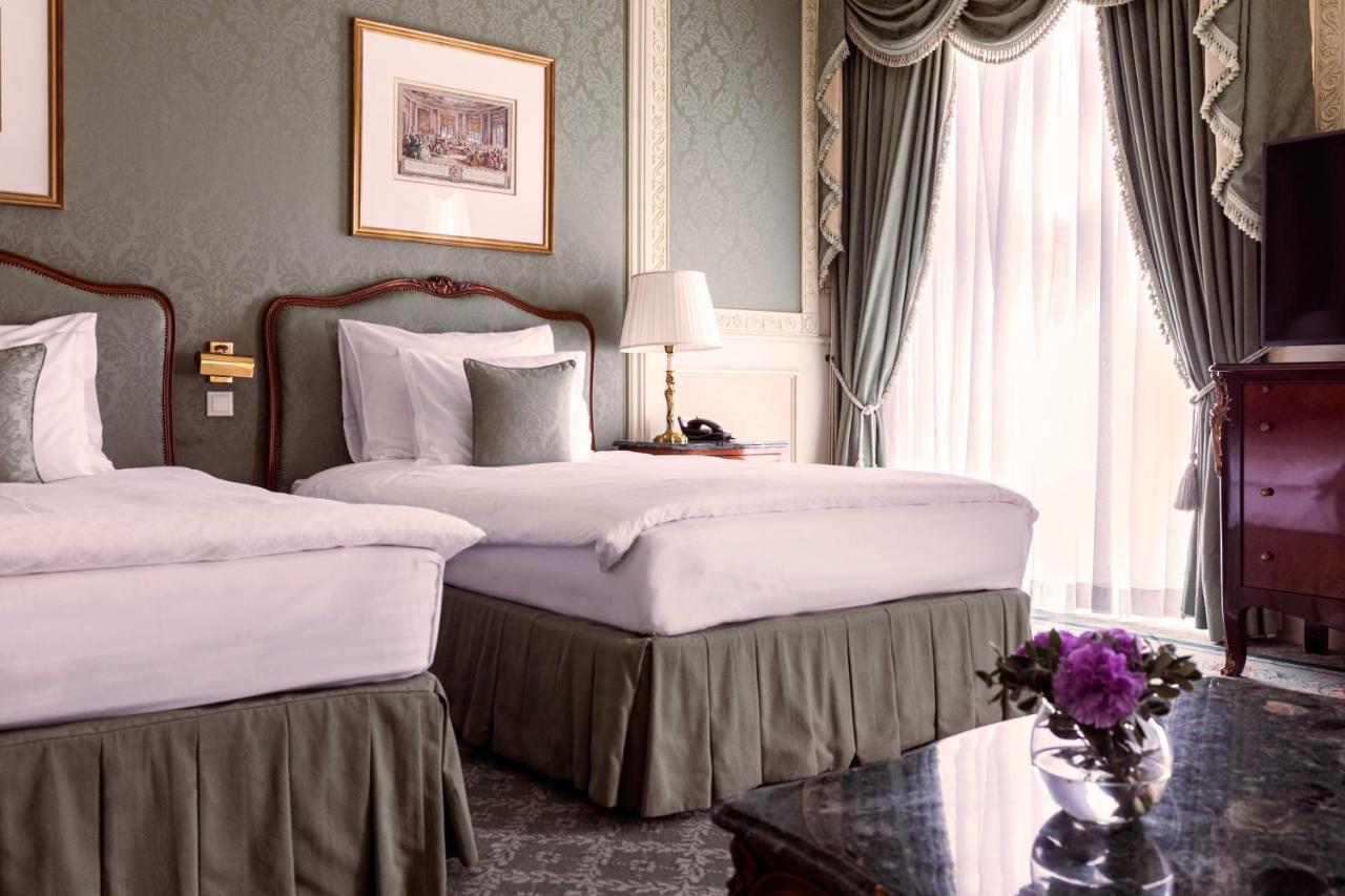 Grand Hotel Wien Bagian luar foto A room at the hotel